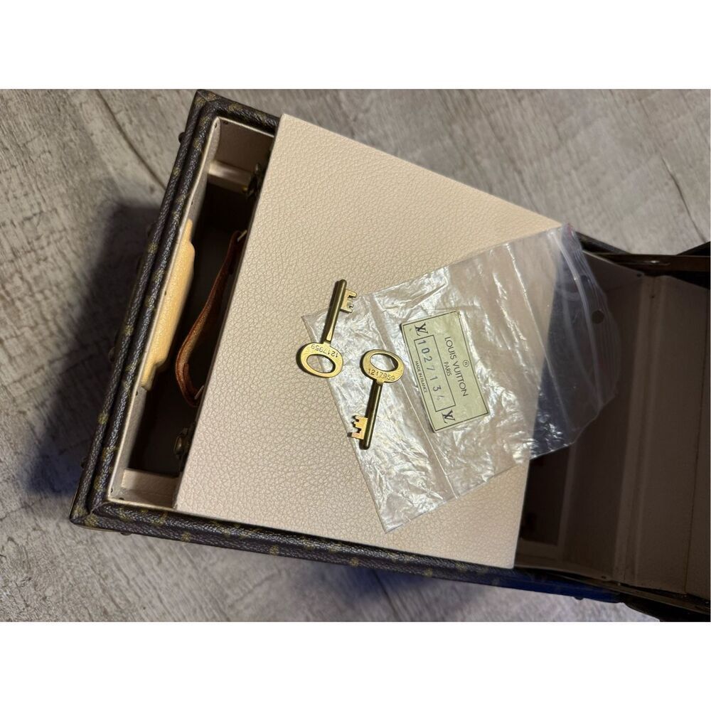 100 authentic Louis Vuitton trunk - Picture 12 of 16